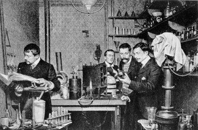 Direttori della Società di Alchimia e Astrologia di Francia nel loro laboratorio, 1903 da French Photographer