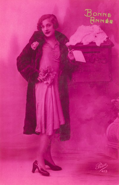 Ragazza elegante che sta per imbucare una cartolina di auguri di Capodanno da French Photographer