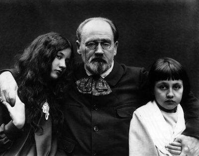 Emile Zola (1840-1902), scrittore e giornalista francese, nel giardino di Verneuil-sur-Seine (Yvelines) con i suoi figli Denise e Jacques da French Photographer