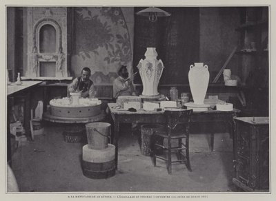 Smalti a pennello alla fabbrica di porcellane di Sèvres, Francia da French Photographer