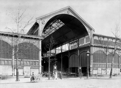 Ingresso a un padiglione del mercato centrale di Les Halles, Parigi, c.1900 da French Photographer