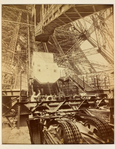 Attrezzatura per operare il sistema di sollevamento sulla Torre Eiffel, c.1888 da French Photographer
