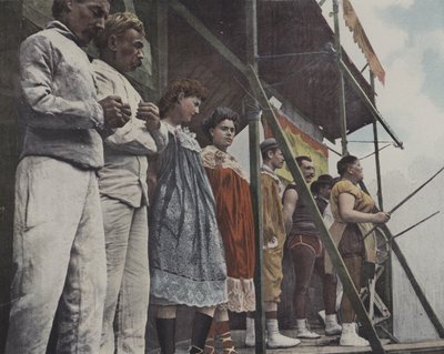 Intrattenitori da fiera sul palco (foto a colori) da French Photographer