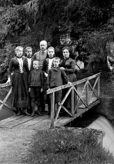 Famiglia di cittadini urbani, in posa nel loro giardino, vicino a Bourmont in Haute-Marne (Haute Marne), circa 1880. Collezione Ducos da French Photographer