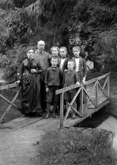 Famiglia di abitanti urbani, che posa nel loro giardino, vicino a Bourmont in Haute-Marne (Haute Marne), circa 1880. Fotografia. Collezione Ducos. da French Photographer