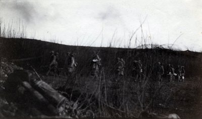 Prima Guerra Mondiale: un gruppo di soldati in marcia su Rocour (Saint Quentin) (Aisne) da French Photographer