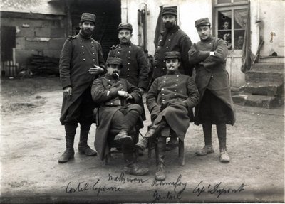 Prima Guerra Mondiale (1914-1918): telefoniste e segretarie dello Stato Maggiore del Colonnello Debenedetti (?) fattoria Laroque vicino a Roye sur Matz (Roye-sur-Matz, Oise). Marzo 1915 da French Photographer