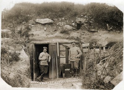 Prima Guerra Mondiale: il posto di comando del tenente De Benedetti, il segretario a sinistra, il maresciallo del battaglione a destra. Tra loro, razzi segnalatori, periscopio, siluri. 05/1916 da French Photographer