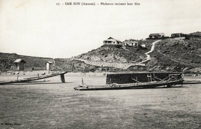 Pescatori che rimuovono la rete vicino alle spiagge di Sam Son, Annam. Cartolina dal Vietnam, Indocina. Fotografia circa 1912-1914 da French Photographer