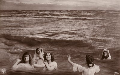 Cinque donne vestite nel mare da French Photographer