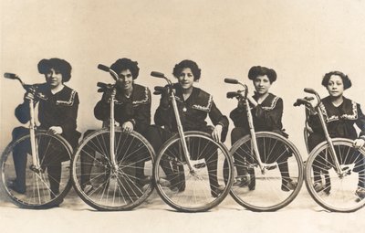 Cinque ragazze, presumibilmente francesi, con le loro biciclette da French Photographer