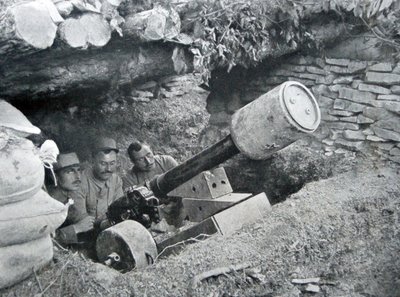 Cannone francese da 48 usato per lanciare mine terrestri, 1915 da French Photographer