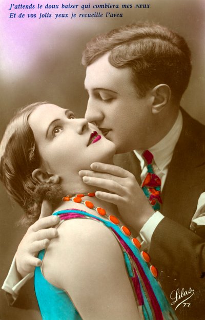 Coppia francese che si bacia, c.1920 (stampa argentica colorata a mano) da French Photographer