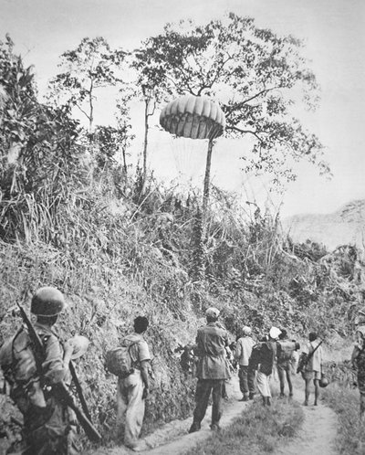 Soldati francesi e vietnamiti recuperano rifornimenti paracadutati durante l