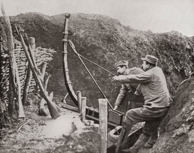 Soldati francesi che usano una catapulta per lanciare bombe durante la Prima Guerra Mondiale, da The Illustrated War News, 1915 da French Photographer