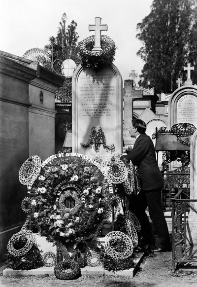 Corone funebri e uomo raccolto davanti alla tomba di Emma Van Der Vliet, Contessa Le Begue De Germiny (1822-1888). Fotografia fine XIX secolo. Collezione Ducos. da French Photographer
