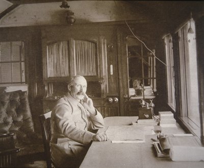 Generale Pétain nel suo vagone-salone HQ durante la Battaglia di Verdun, febbraio-dicembre 1916 (foto b/n) da French Photographer
