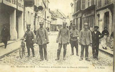 Prigionieri tedeschi per le strade di Soissons, Francia, Prima Guerra Mondiale da French Photographer