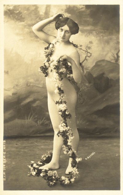 Ragazza in body che tiene una ghirlanda di fiori da French Photographer
