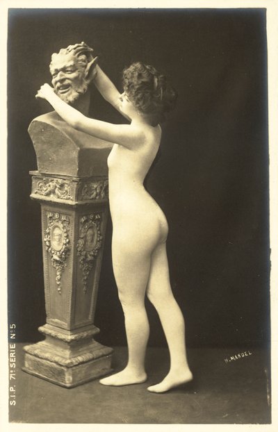 Ragazza in body che presta attenzione al busto di satiro da French Photographer