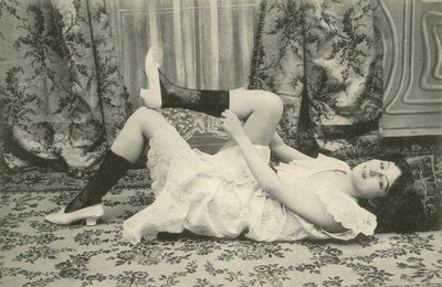 Ragazza che si tira su i calzini da French Photographer