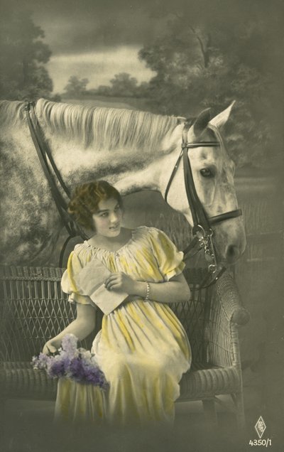 Ragazza seduta sul divano con un cavallo bianco dietro (foto a colori) da French Photographer