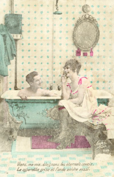 Ragazza che fuma parlando con un uomo nella vasca da French Photographer
