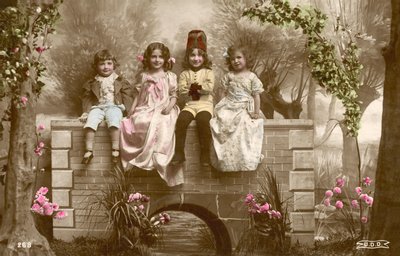 Ragazze e ragazzi seduti sul bordo del ponte da French Photographer