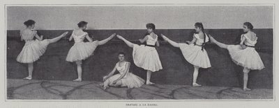 Ragazze che eseguono esercizi alla sbarra in una lezione di balletto da French Photographer