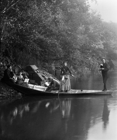 Gruppo di amici, in passeggiata, riposano su una barca. Fotografia fine XIX secolo. Collezione Ducos. da French Photographer