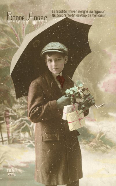 Ragazzo bello e ben vestito, in piedi nella neve con un ombrello da French Photographer