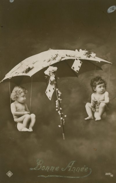 Cartolina di Buon Anno con due bambini appesi a un ombrello da French Photographer