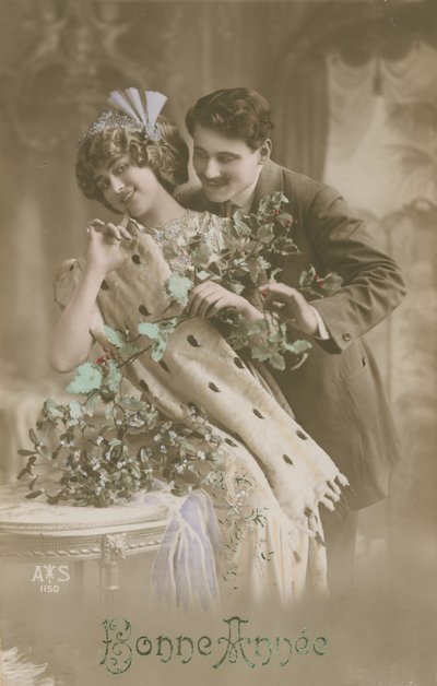 Auguri di Buon Anno con coppia romantica che tiene il vischio, 1913 (fotografia colorata a mano) da French Photographer