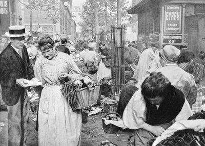 Venditore ambulante tra acquirenti e venditori, Les Halles, Parigi, 1896 da French Photographer