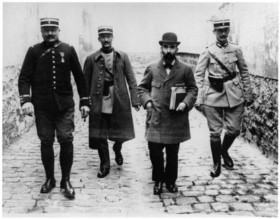 Henri Desire Landru (1869-1922) con tre poliziotti, c.1919 da French Photographer