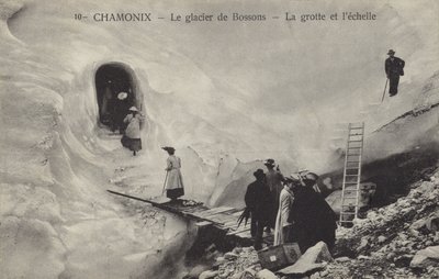 Grotta di ghiaccio e scala, Ghiacciaio di Bossons, Chamonix, Francia da French Photographer