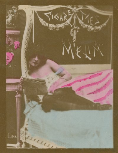 Lina, ragazza sul letto che legge il giornale da French Photographer