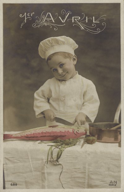 Bambino che cucina un pesce da French Photographer