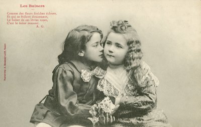 Bambino che bacia una bambina (foto in bianco e nero) da French Photographer