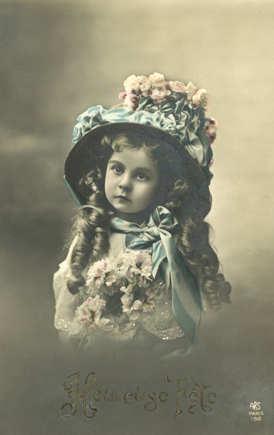 Bambina con un grande cappello da French Photographer