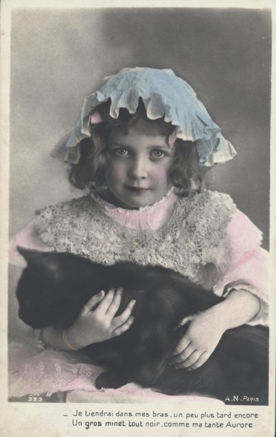 Bambina con un gatto da French Photographer