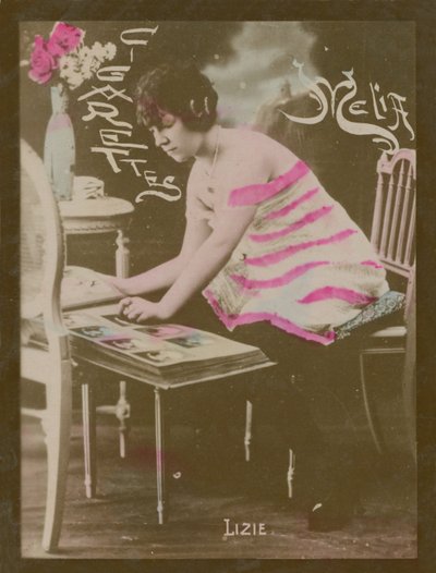 Lizie, ragazza con album fotografico da French Photographer