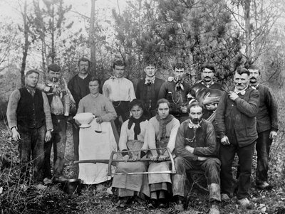 Campo di taglialegna con la loro famiglia, regione di Chaumont, Haute Marne, circa 1880. Collezione Ducos da French Photographer
