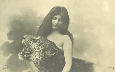 Ragazza dai capelli lunghi con le braccia intorno a un leopardo imbalsamato da French Photographer