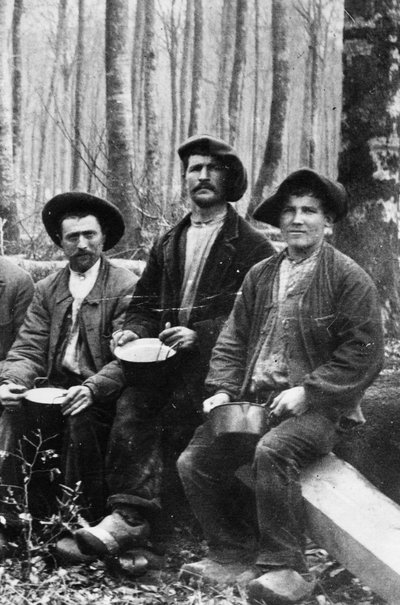 Pranzo di una squadra di boscaioli, fine XIX secolo da French Photographer