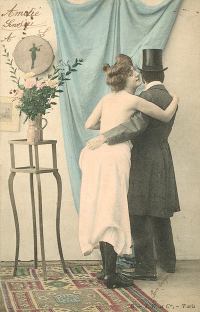 Uomo con cilindro con il braccio intorno a una donna mezza vestita da French Photographer