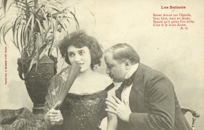 Uomo che bacia la spalla di una donna da French Photographer