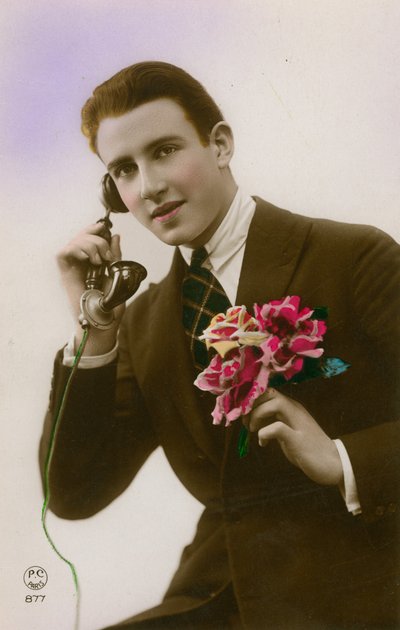 Uomo al telefono, con fiori da French Photographer