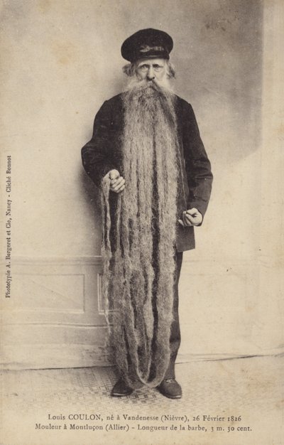 Uomo con barba estremamente lunga da French Photographer
