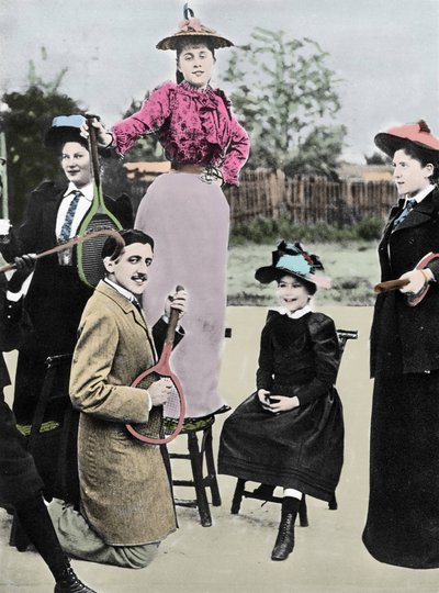 Marcel Proust scrittore francese in mezzo a un gruppo di giovani donne che suonano la chitarra con una racchetta da tennis, al tennis boulevard Bineau a Parigi, 1892 da French Photographer